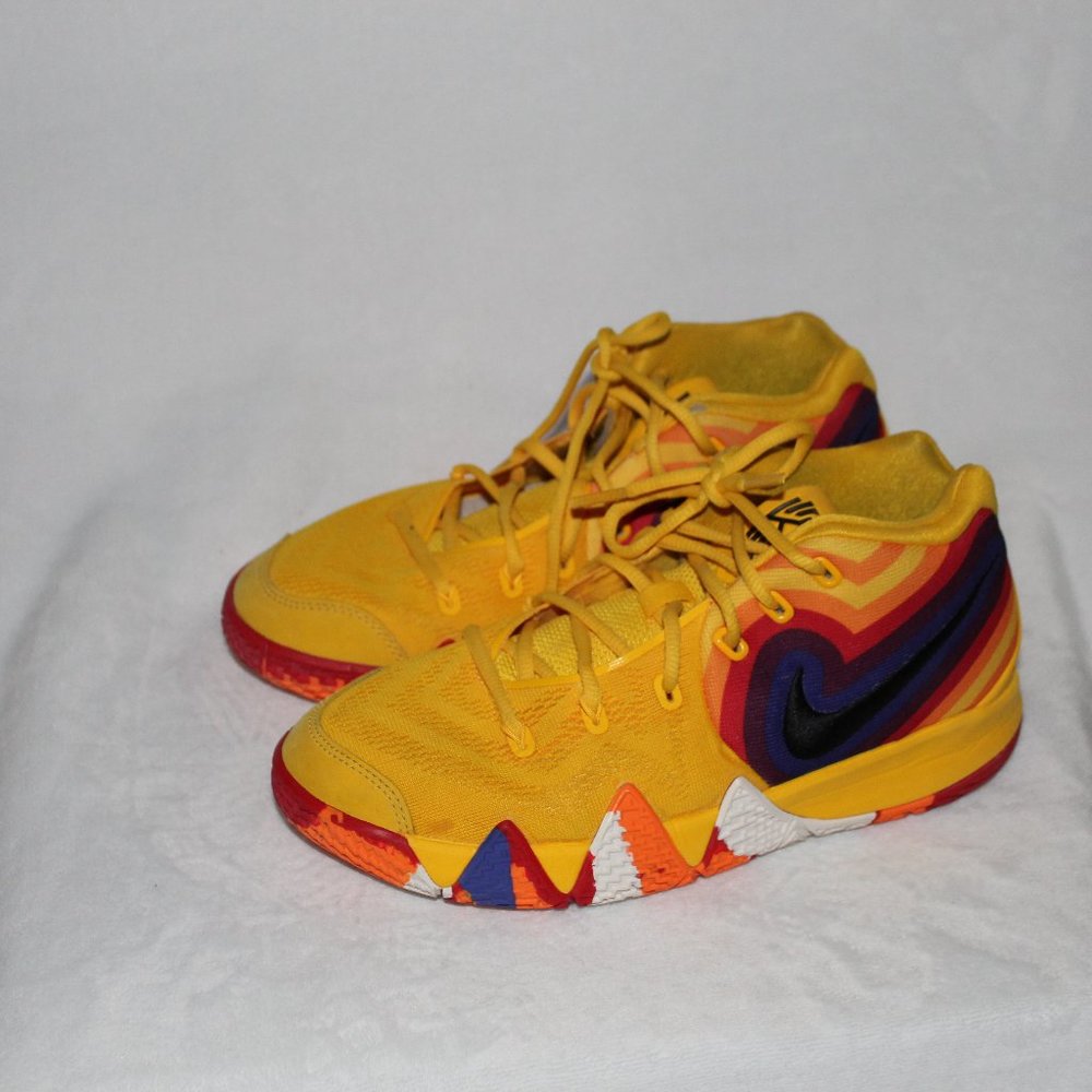 NIKE Kyrie 4 SIZE 6.5Y